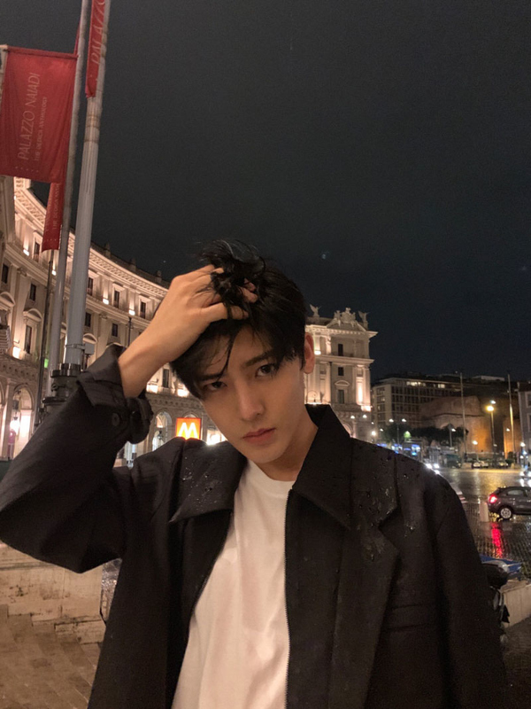 侯明昊白色运动套装,超酷魅力男神侯明昊写真