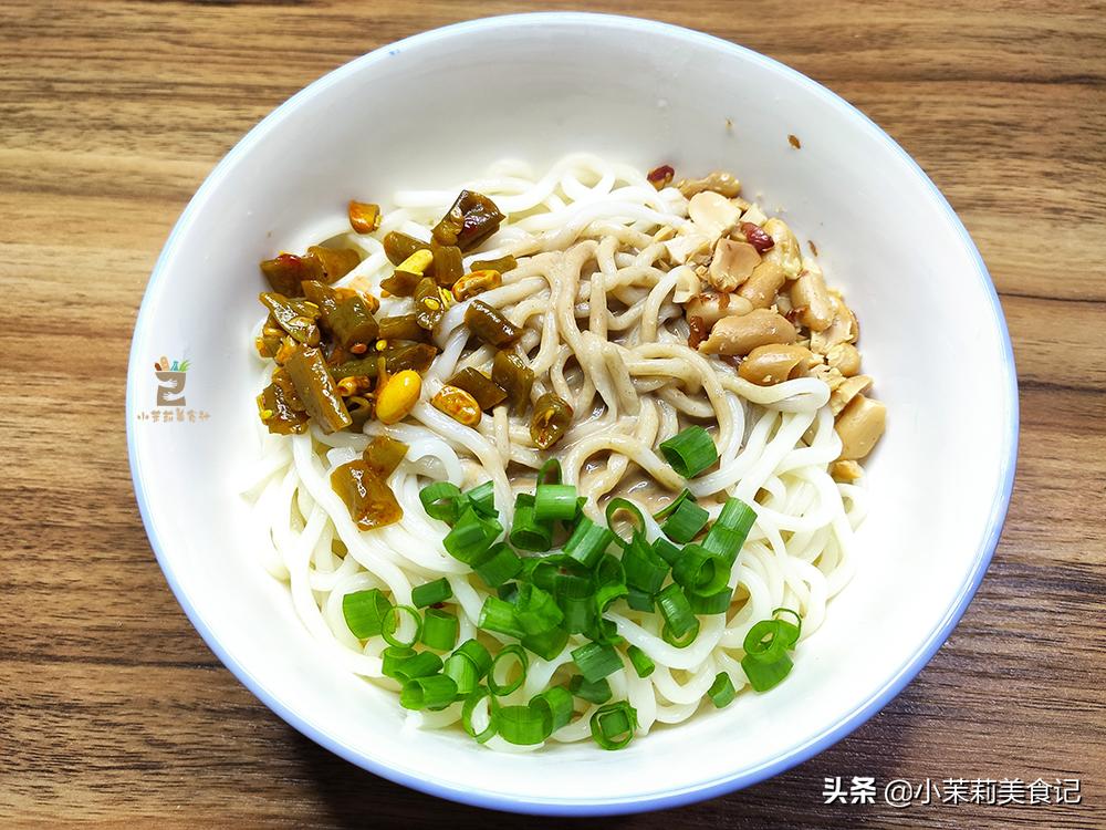 热干面调麻酱很关键，加入雪碧是灵魂，层层美味，好吃到停不下来