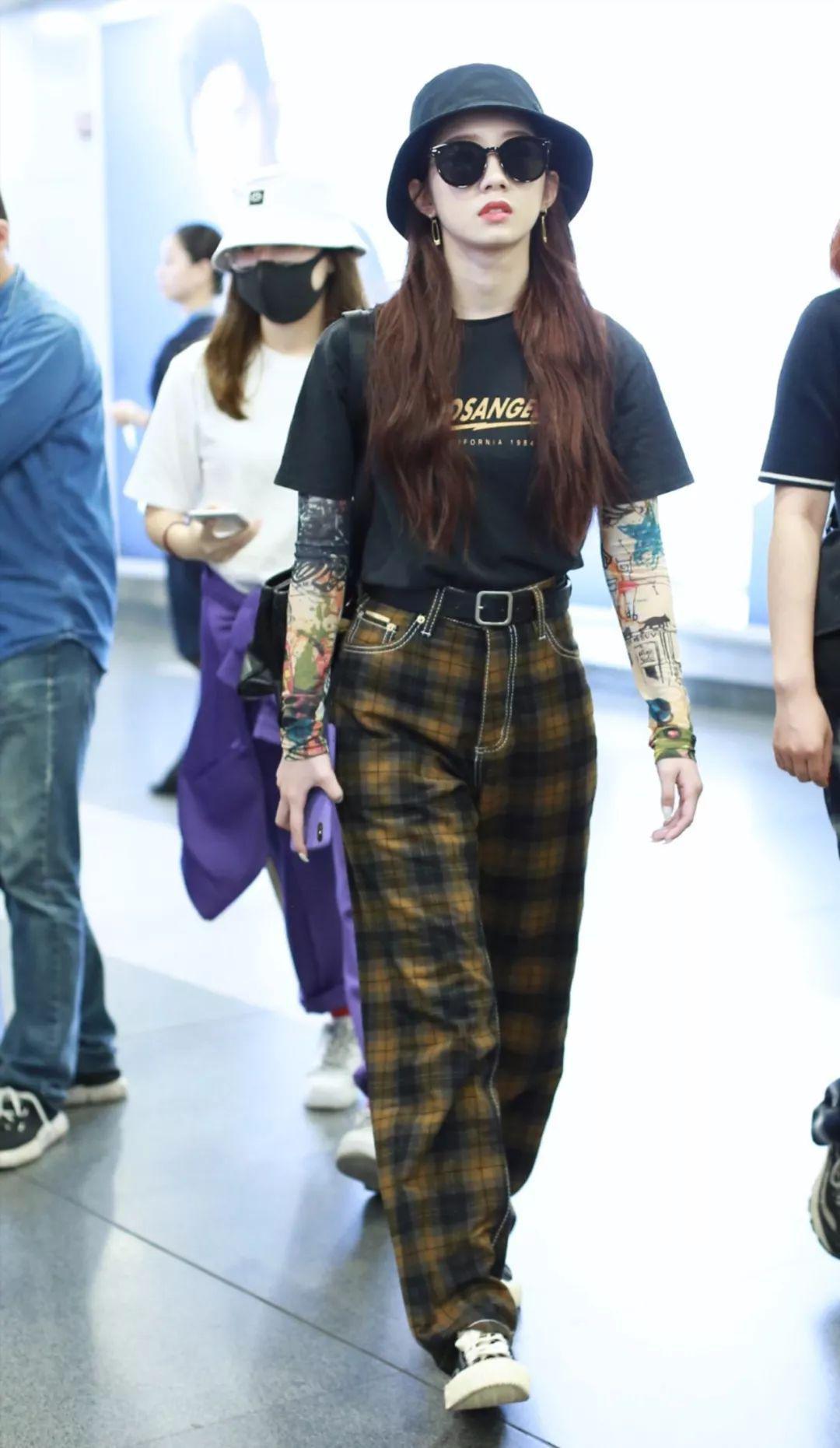 解锁T恤新穿法，杨幂、戚薇、杨紫早就这么搭配了，防晒又时尚