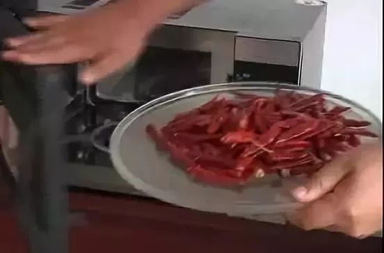 把葡萄放进微波炉爆炸实验,把两个葡萄放进微波炉