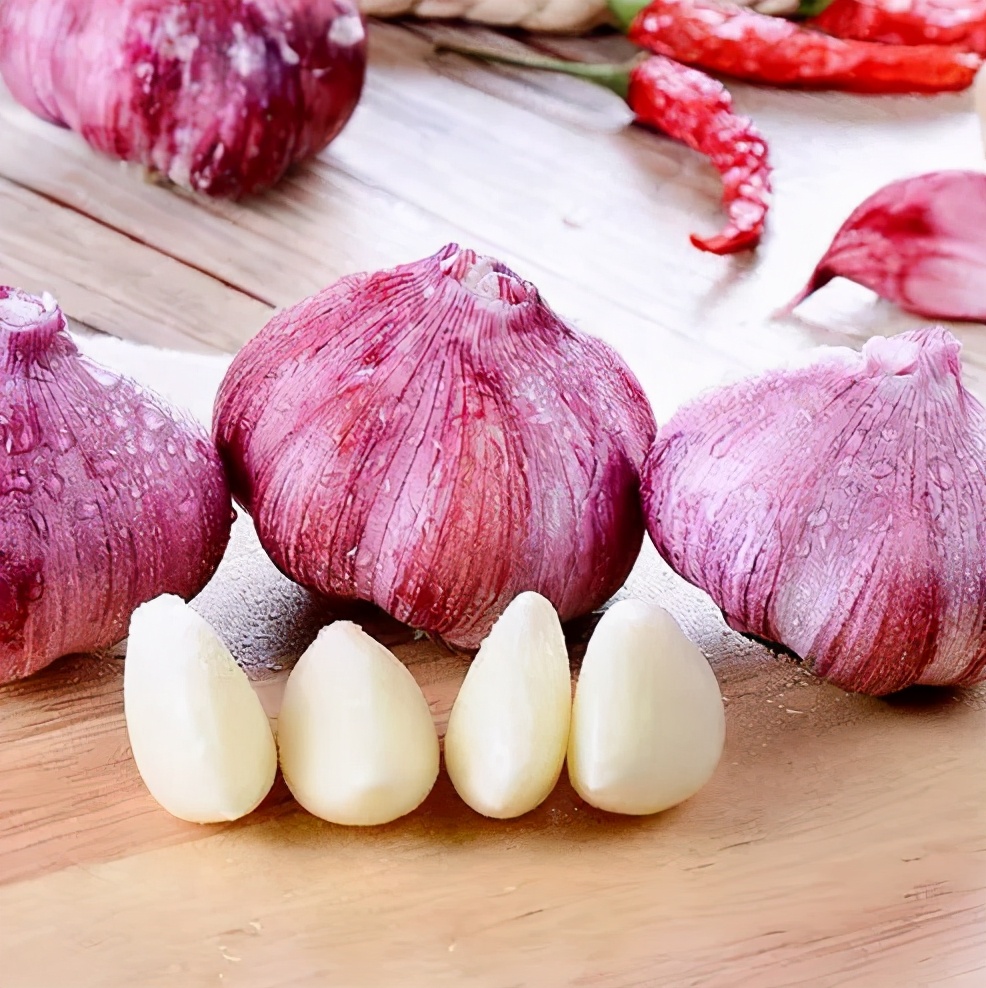 自制糖蒜的正确腌制方法,糖蒜这样做酸脆可口密封十天可吃