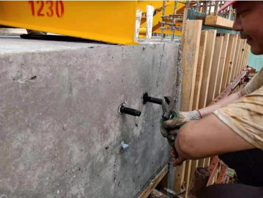 新型悬挑脚手架孔洞不漏水,新型悬挑脚手架如何预埋