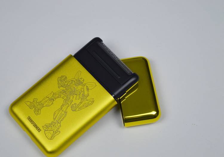 趣味横生，情怀翻涌：须眉变形金刚定制款剃须刀开箱体验