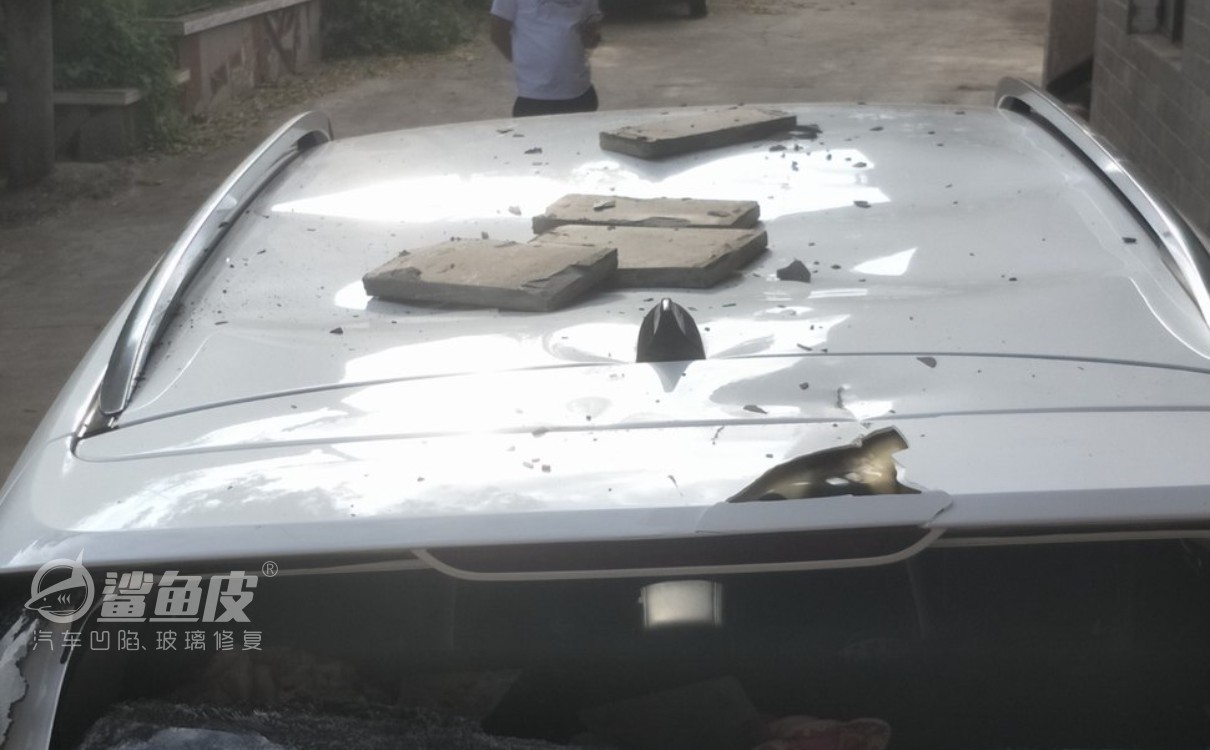 汽车车顶修复凹陷免钣金喷漆,汽车车顶两侧钣金凹陷修复