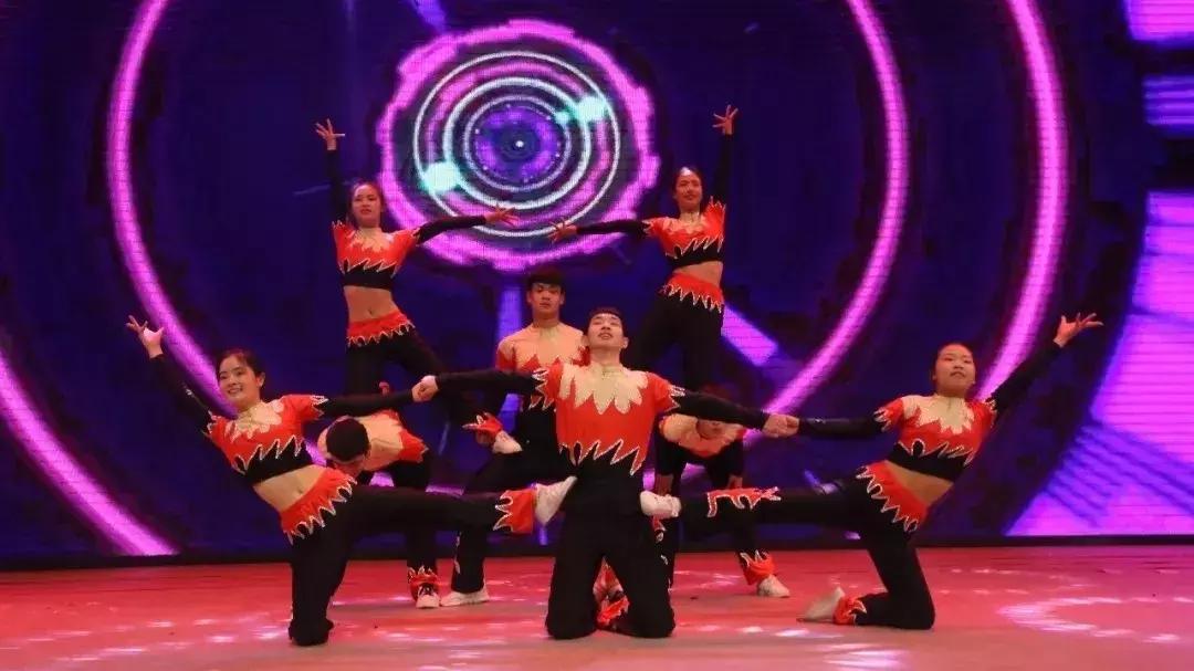 巨海纳百川麟阁多才贤意思,巨海纳百川麟阁多才贤什么意思