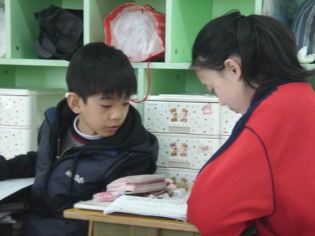 孩子总爱抄别人作业怎么办,孩子老是抄作业要找家教看着吗