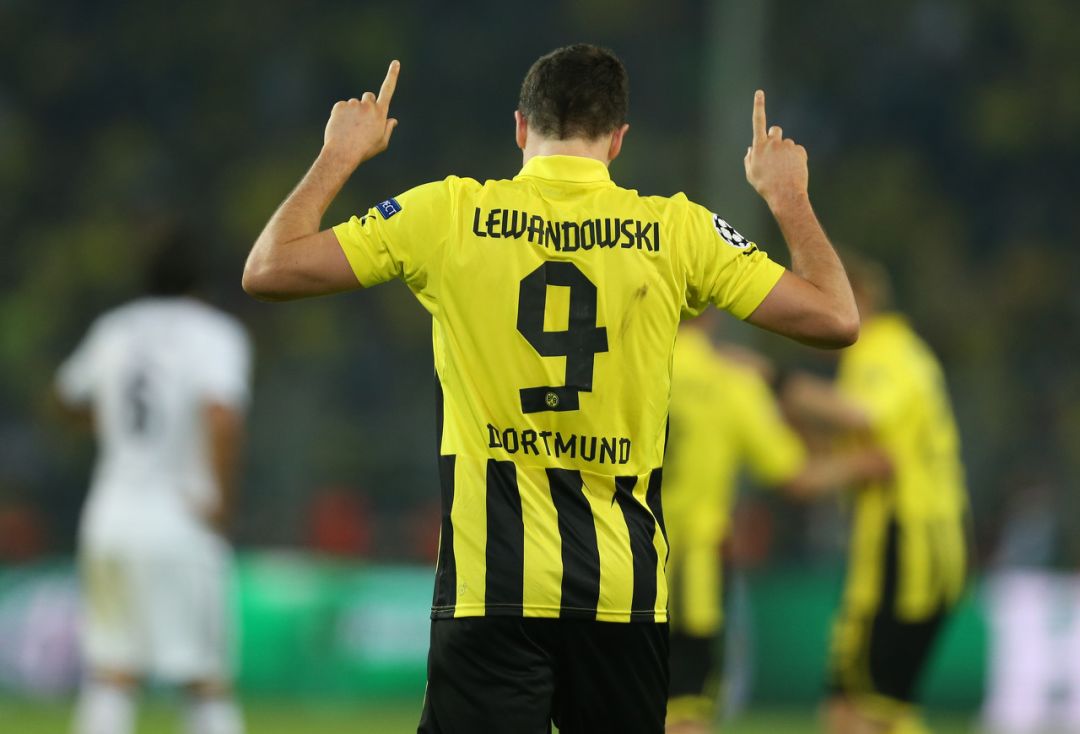 回顾前59次欧冠决赛精彩瞬间,10年欧冠决赛足球记忆