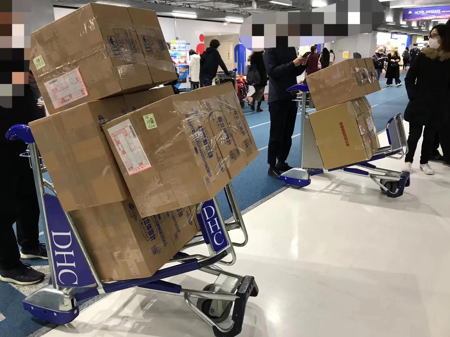 从土耳其背口罩回来捐赠,从国外背回抗疫物资