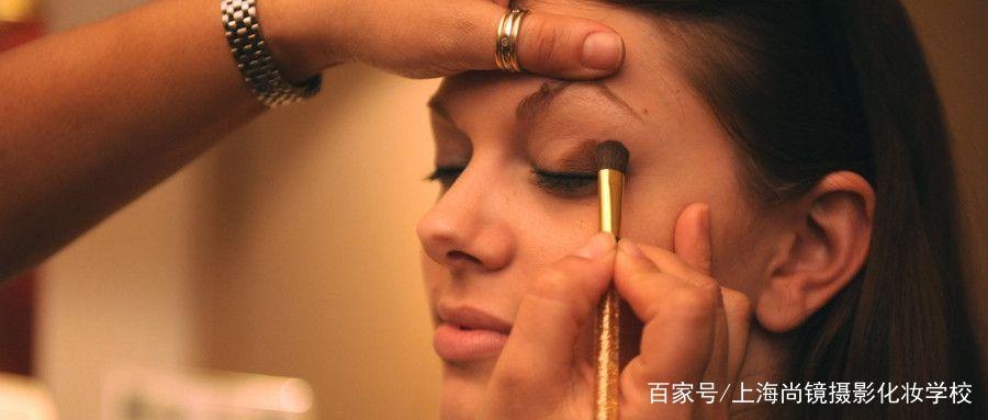 化妆师这个职业怎么样,描述化妆师这个职业的句子