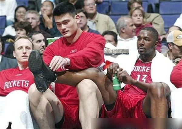 姚明给其它球员系鞋带,让姚明系鞋带的是谁