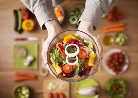 为何老人身上会有一股味？建议：50岁后远离2个习惯，老了或没味