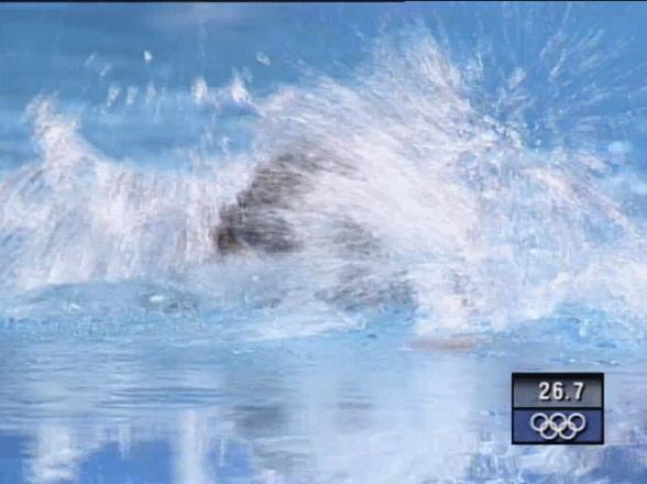 一名34岁男子跳水救人牺牲,游泳馆众人抢救溺水青年