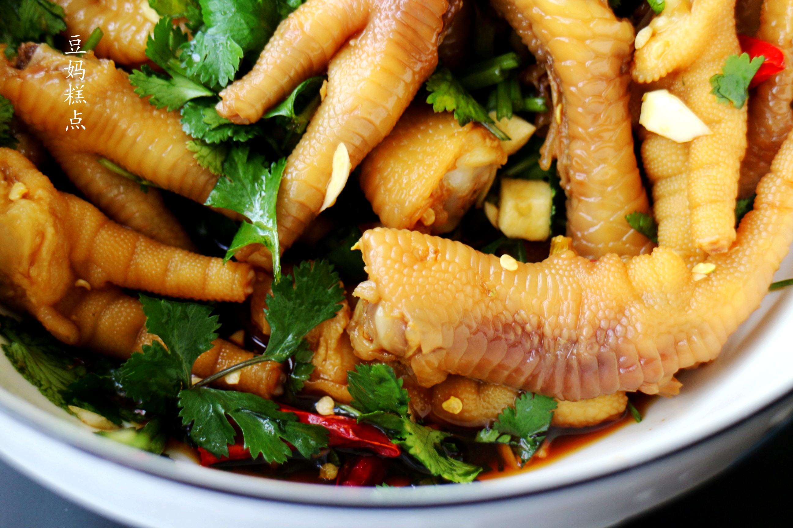 好吃的泡鸡脚的做法视频,酸辣可口的泡鸡脚