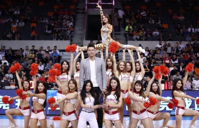 宏远宝贝13年成最老牌啦啦队,丰满性感被模仿,转型变美工程