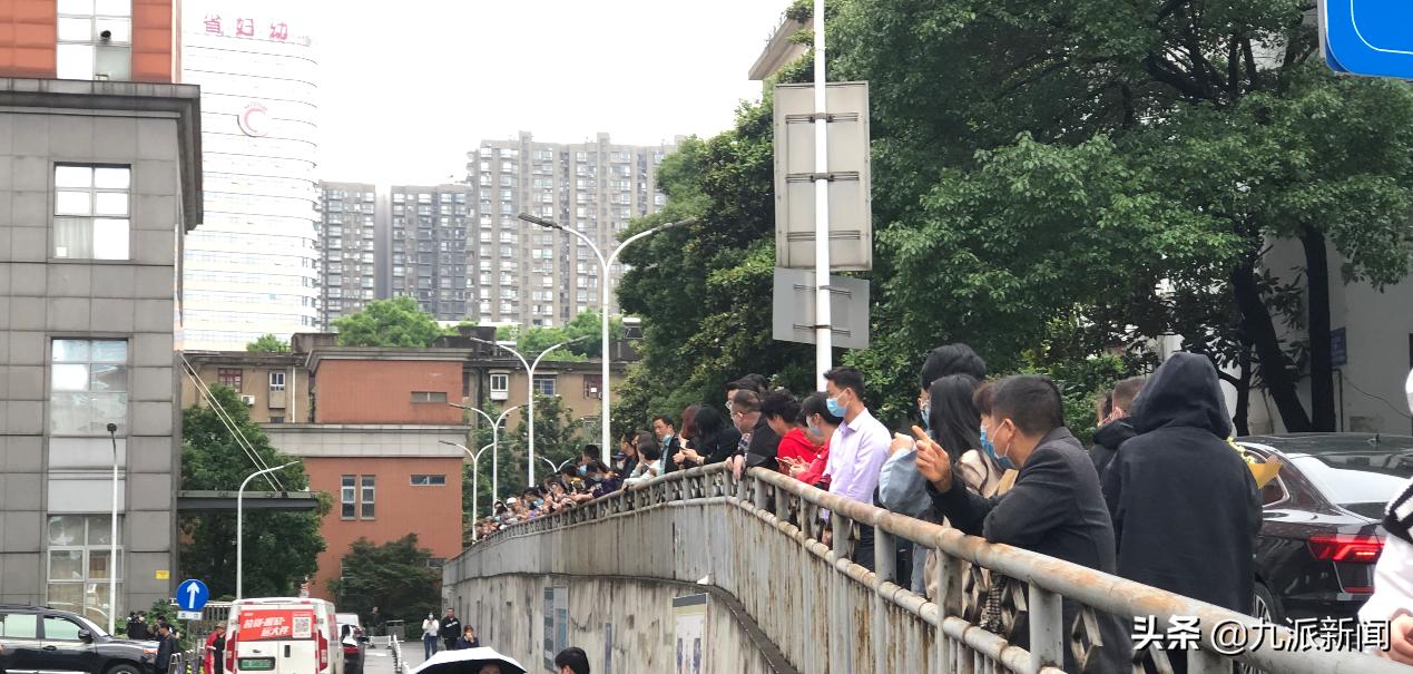 「现场」民众自发为袁隆平送行，高呼“一路走好”，5人讲述：想瞻仰，哪怕远远看着