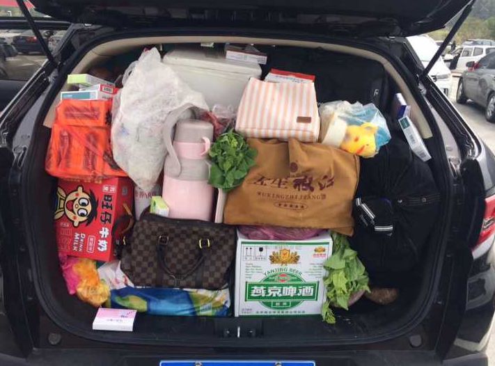 回家过年返程时的后备箱,离家时后备箱装满父母的爱