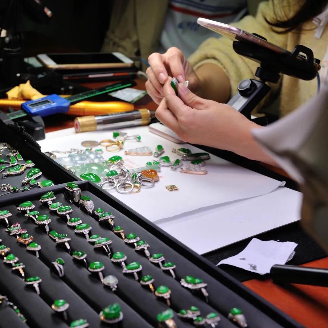 缅甸翡翠砍价龙哥原视频,缅甸翡翠砍价真能砍到几十块吗