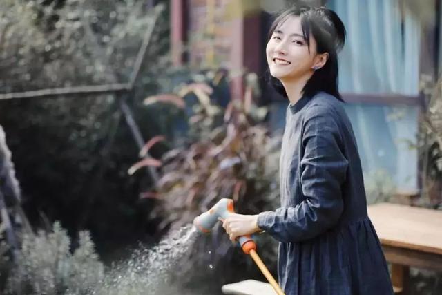 不当环球小姐，她跑到深山，种菜、调香，过上佛系人生