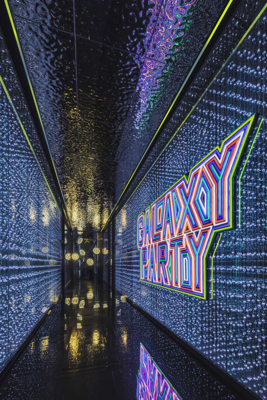 眉间有银河眼中有星辰什么意思,眉间是银河眼中有星辰什么意思