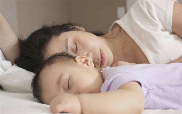 宝宝白天如何哄睡,宝宝白天很好哄睡晚上难入睡