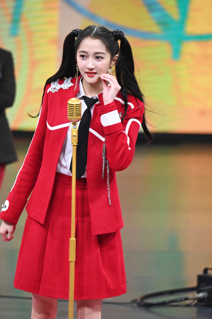 柳岩关晓彤cos青蛇白蛇秀舞姿,柳岩和关晓彤演青蛇白蛇跳舞