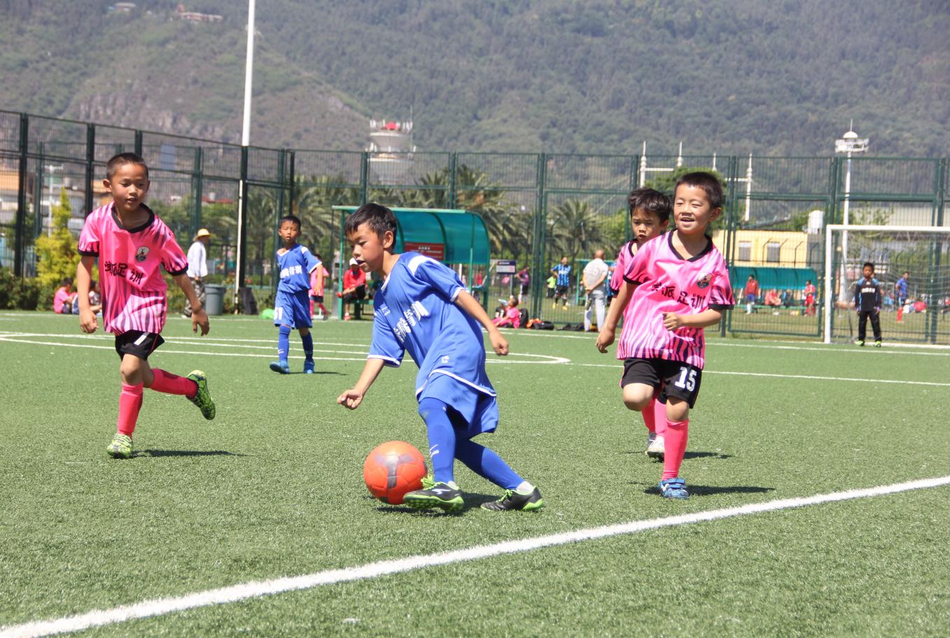 感受乐趣，健康成长：昆明眼科医院第三届校长杯少儿足球赛开赛