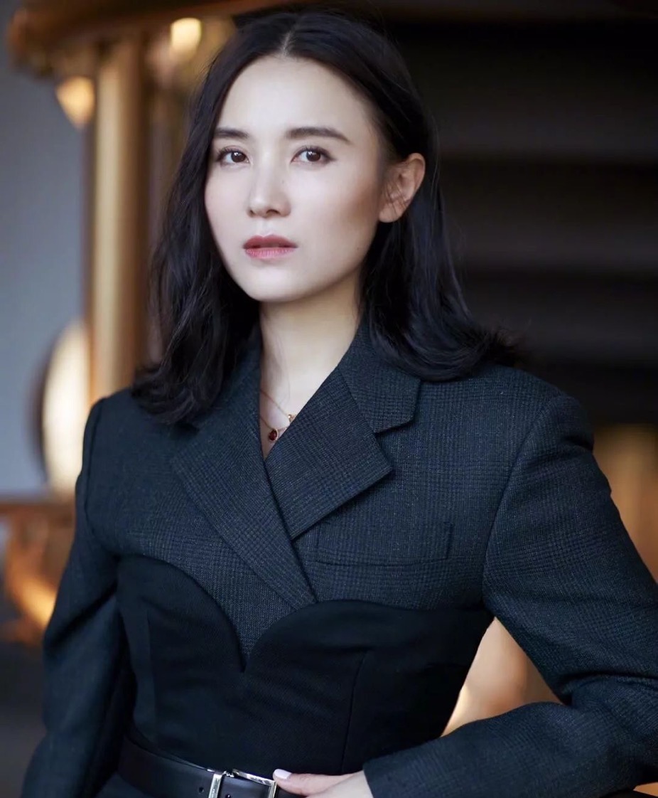 宋佳穿高级感西装,宋佳缎面西装搭皮鞋气场十足