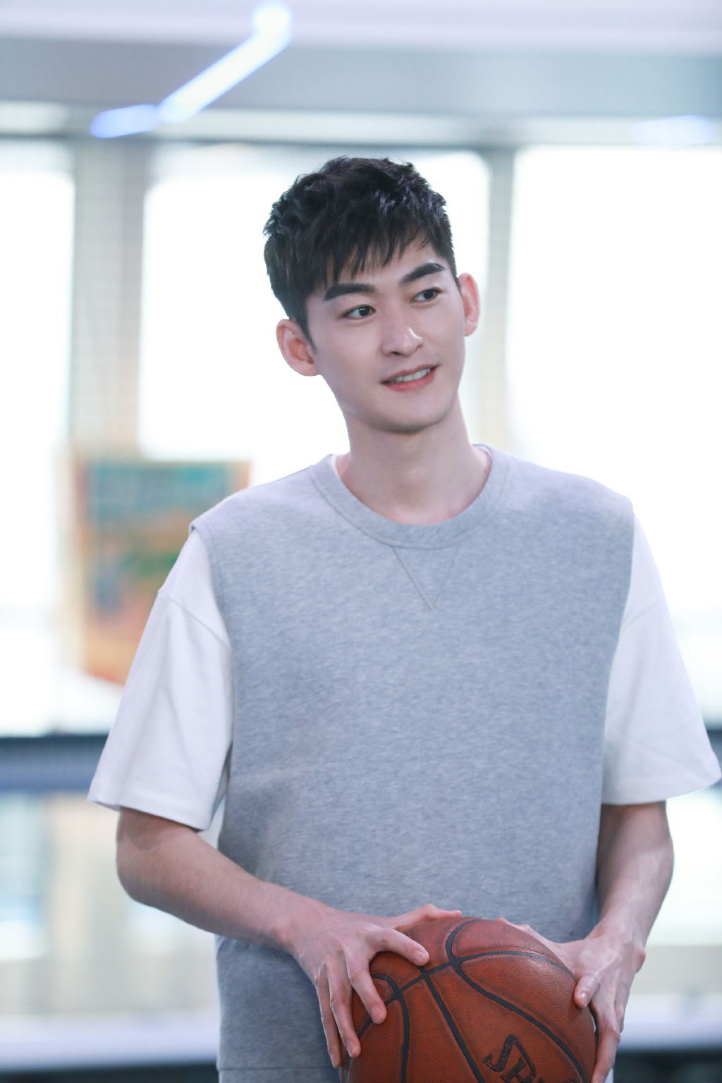 圆脸男士修饰脸型的发型,怎么选择适合自己的发型长脸男