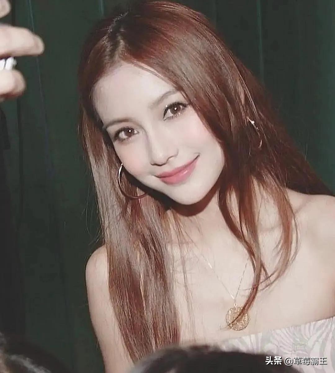 8位标准的都市美女，古装扮相略显违和，一换上现代装就艳丽逼人