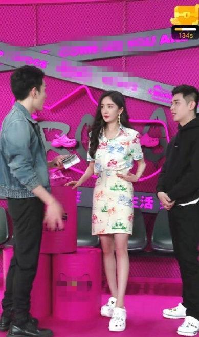 杨幂测量脚踝,17