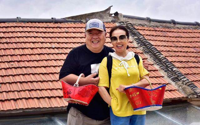 高龄生子、嫁神秘富商、退休成网红，“童年回忆”们变样了吗？