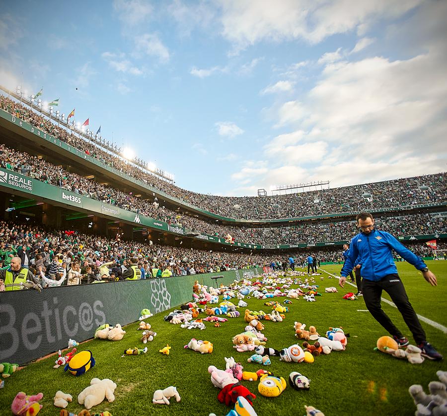 足球不仅仅是胜负！球场下起玩具雨，成千上万毛绒玩具落到球场内