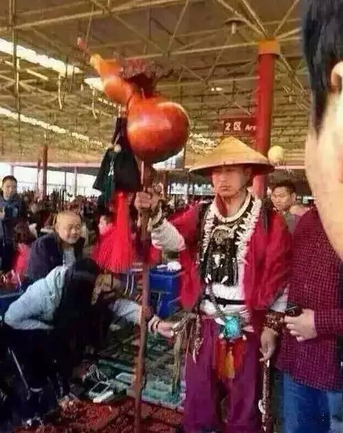 北京城中不是景点，却中外游客如云的地方—潘家园