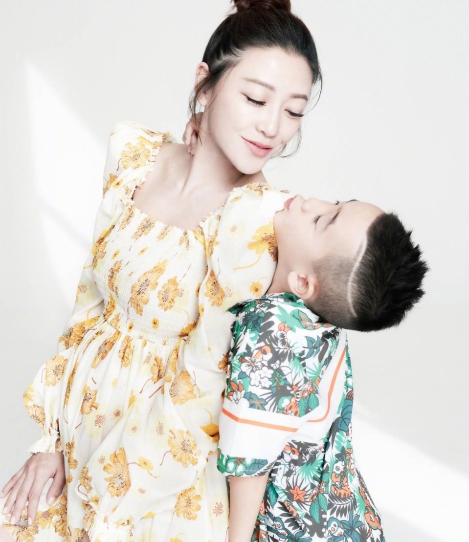 应采儿晒二胎儿子为什么留长发,应采儿陈小春生男生女