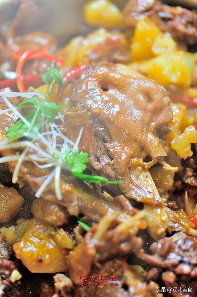 为什么下大雪适合吃铁锅炖大鹅,没有一只鹅能活着离开东北