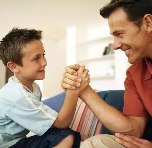 孩子内向不善于沟通怎么办呢,孩子内向自卑如何引导