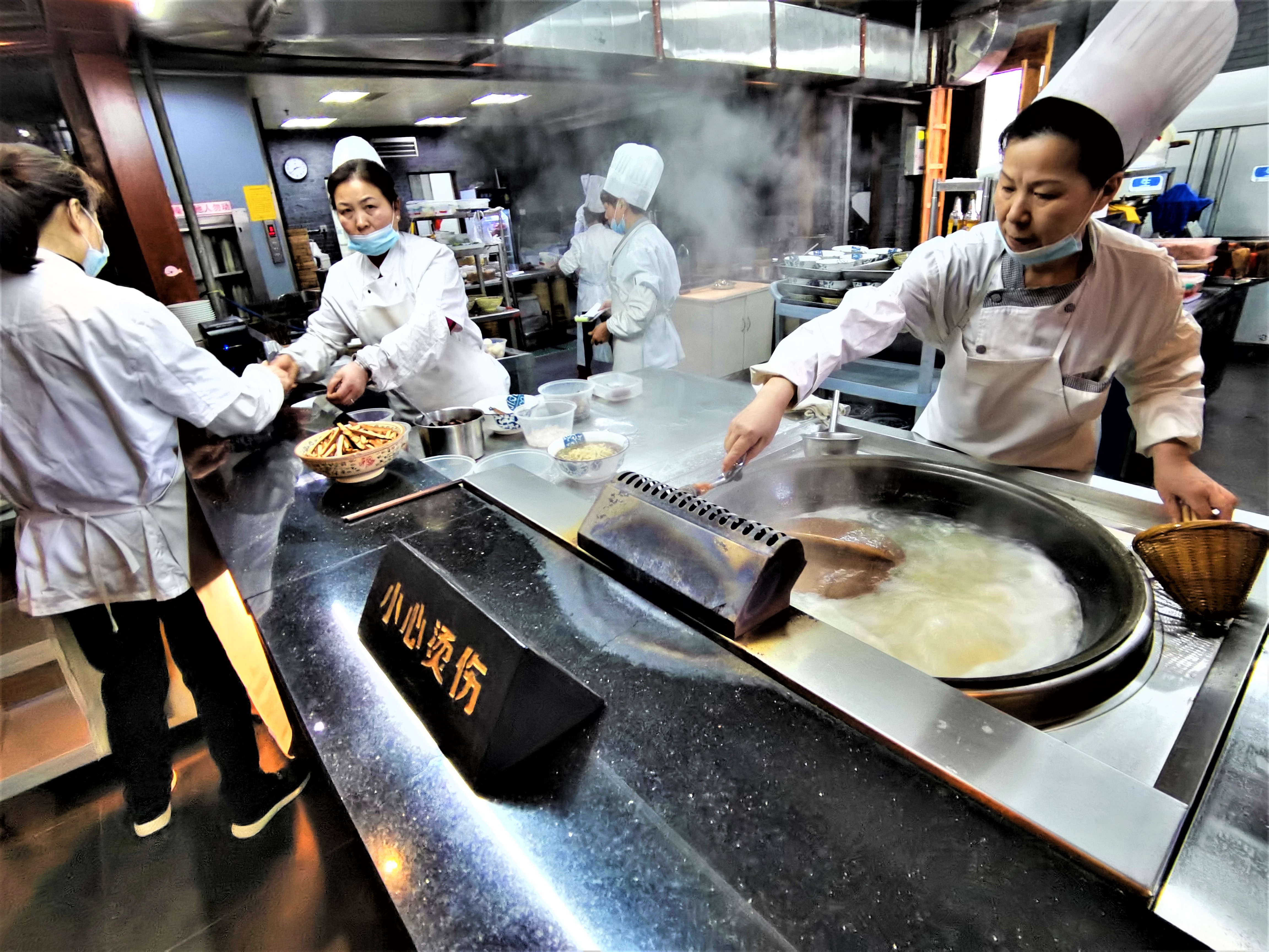 镇江三怪面做锅盖,镇江锅盖面二娘面馆