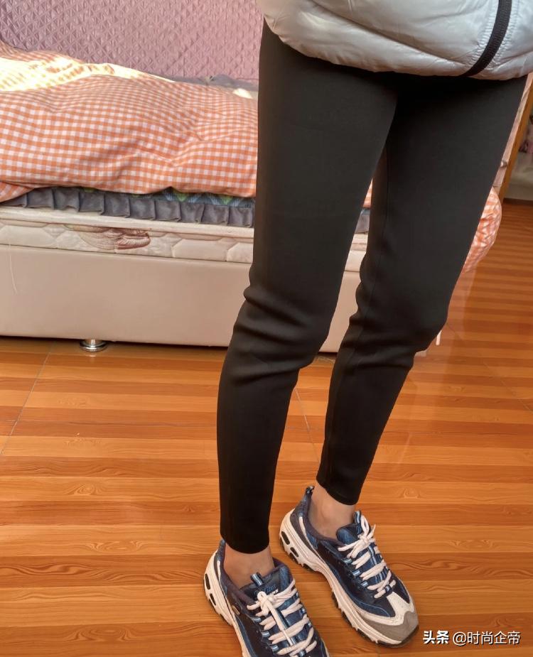 最近爆火的鲨鱼裤这样穿更时髦,今年流行的鲨鱼裤保暖