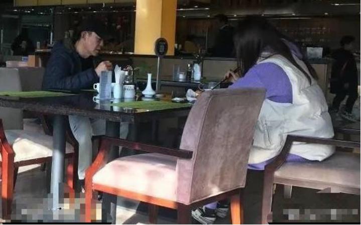 侯勇小20岁娇妻疑怀孕,结三次婚至今无子,妻子每个都年轻貌美