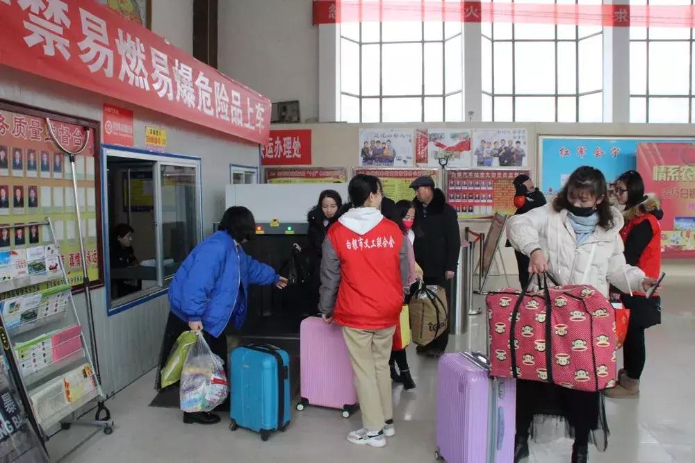 白银：爱心志愿者成为汽车站春运一道最亮风景线