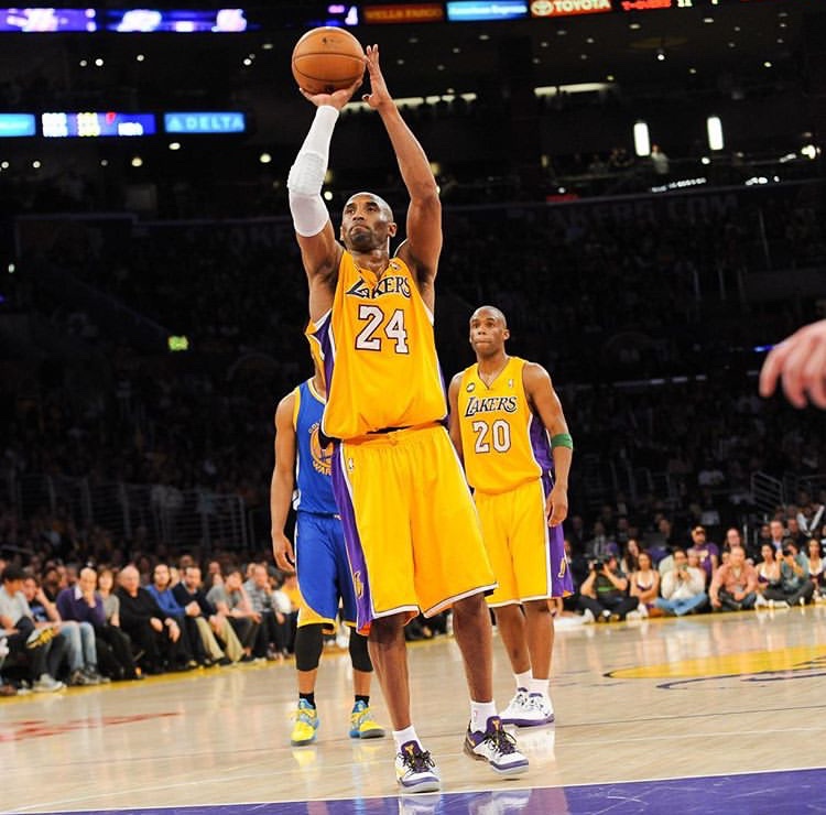 220块钱买到Nike史上最便宜篮球鞋，科比球鞋系列