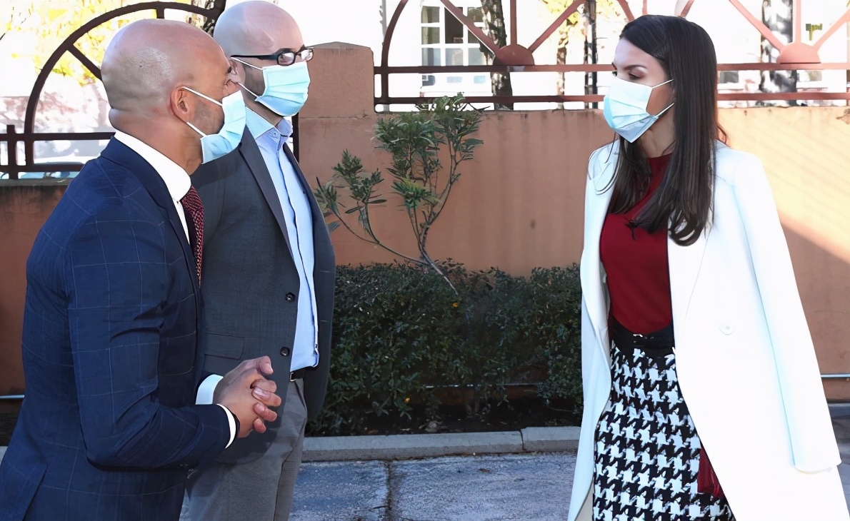 莱后这次让人眼前一亮啊！红毛衣配千鸟格裙，纯白大衣霸气披上肩