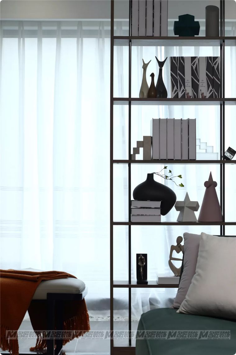 有钱人看不上眼的横厅，在他这里却变成了贵气的中式宫廷