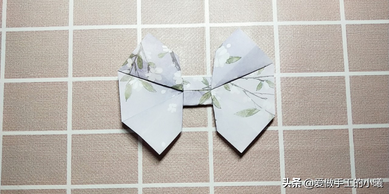 蝴蝶结折纸怎样贴在贺卡上好看,折纸简单又漂亮的蝴蝶结收纳盒