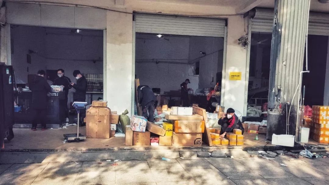 疫情下的县城夜晚照片真实,疫情时期农村的真实生活