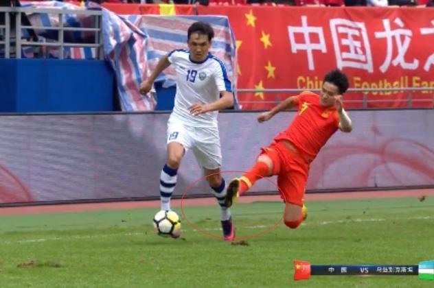 韦世豪踢足球视频发脾气,韦世豪踢球故意踢人