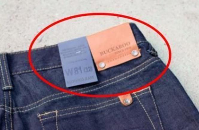牛仔裤后腰为什么有一个皮标,牛仔裤后腰为什么都缝着一块皮