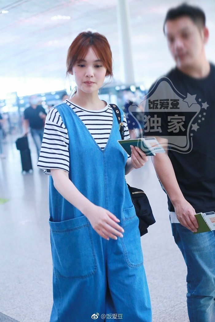 还在穿阔腿裤的你可能不知道，时髦精都悄悄穿起了束脚裤和背带裤