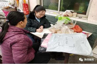 映日荷花别样红,映日牡丹别样红