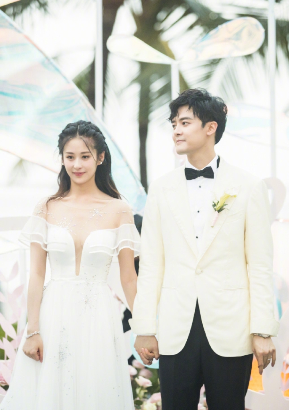 昆凌和唐嫣的婚纱哪个更好看,明星婚纱郭碧婷